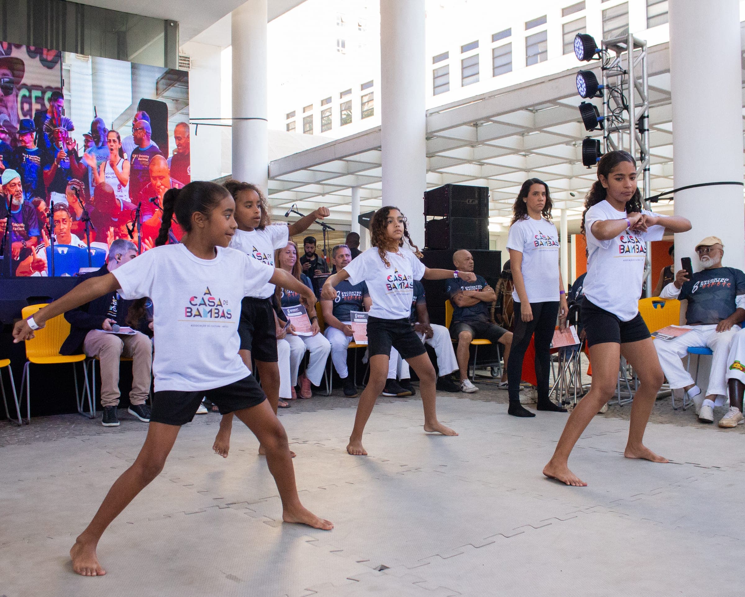 Crianças da Casa de Bambas em apresentação de capoeira
