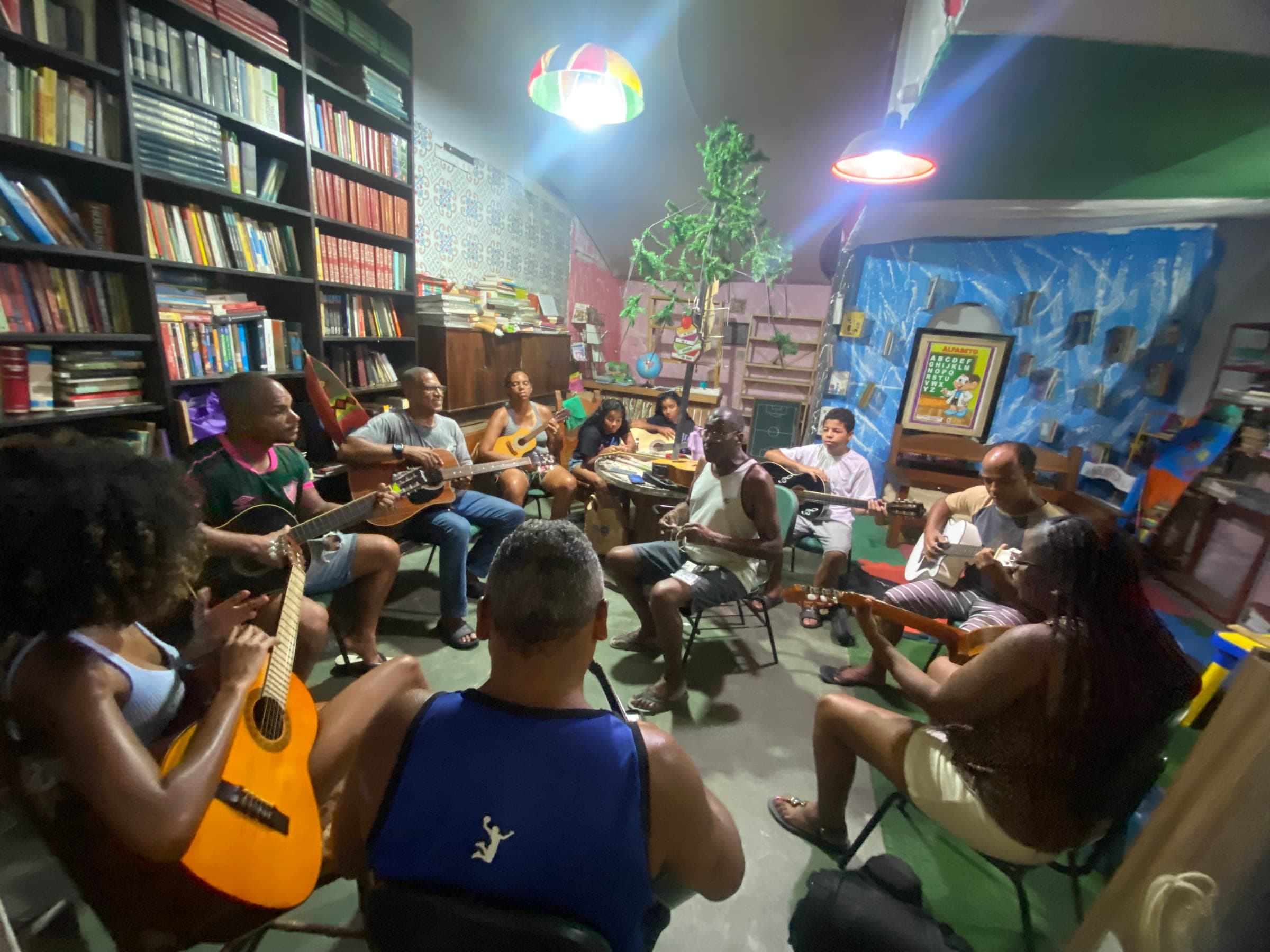 Roda de música com violões na Casa de Bambas