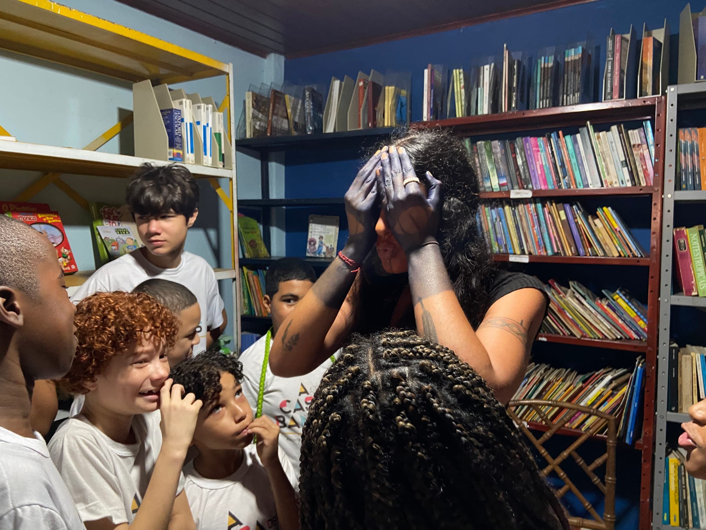 Atividade da Casa de Bambas na biblioteca comunitária