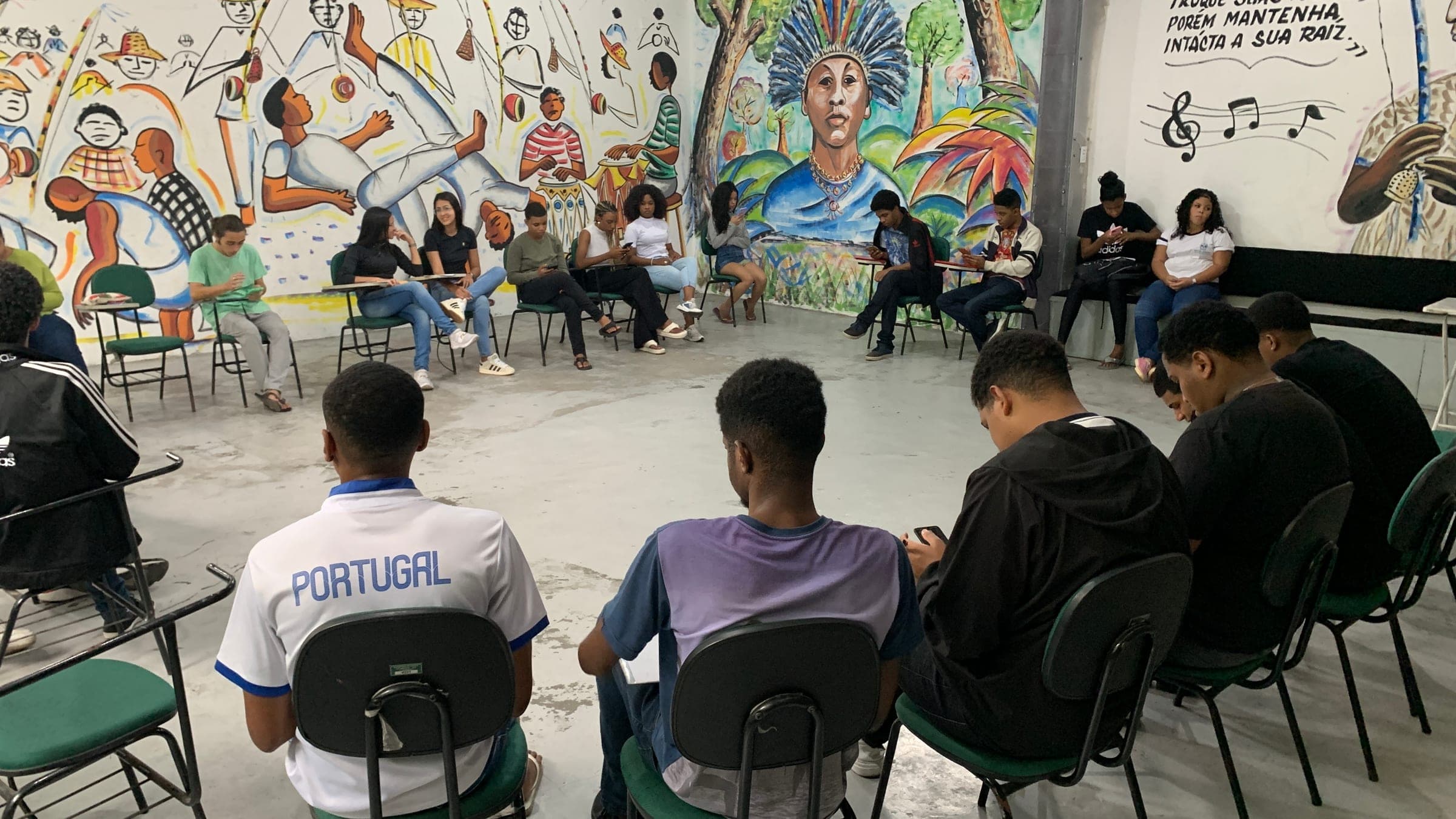 Jovens em atividade de formação na Casa de Bambas